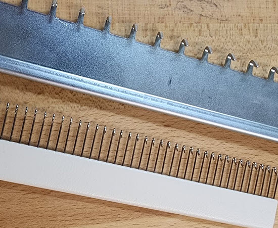 Cast-On Comb for Machine Knitting Cast-on comb for machine knitting