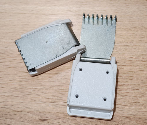 Claw weights used to control stitch formation in single-bed machine knitting Claw weights for machine knitting edge stitch formation