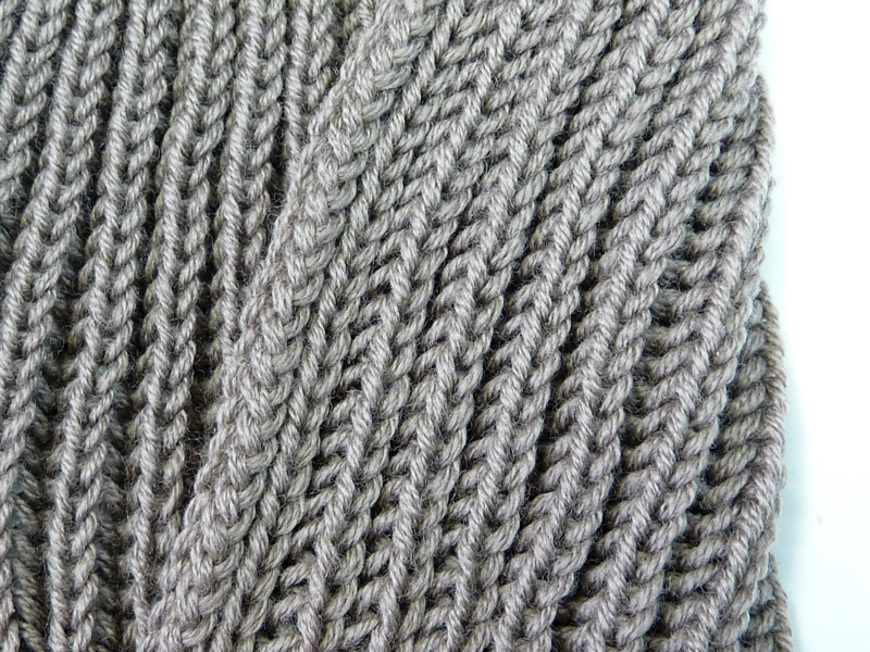 Fisherman Rib technique using tuck stitches on the main bed and ribber for textured fabric Fisherman Rib technique in machine knitting