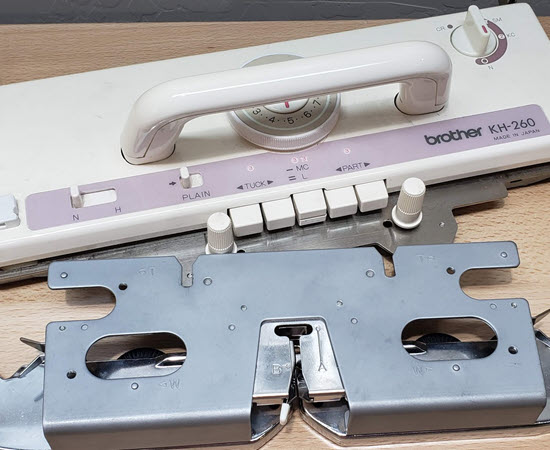 Knit carriage component in machine knitting