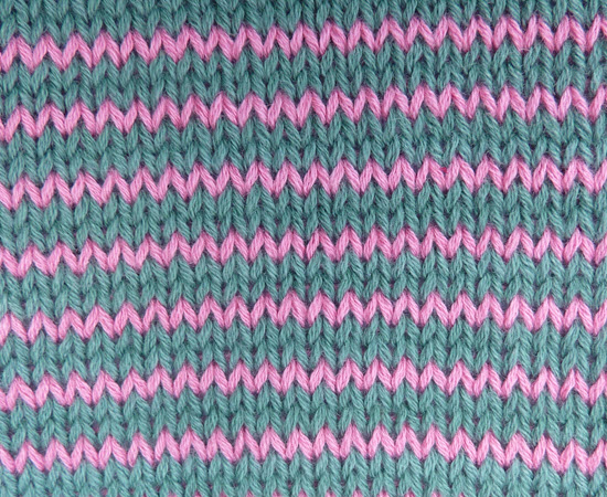 Machine knitting with contrast color technique