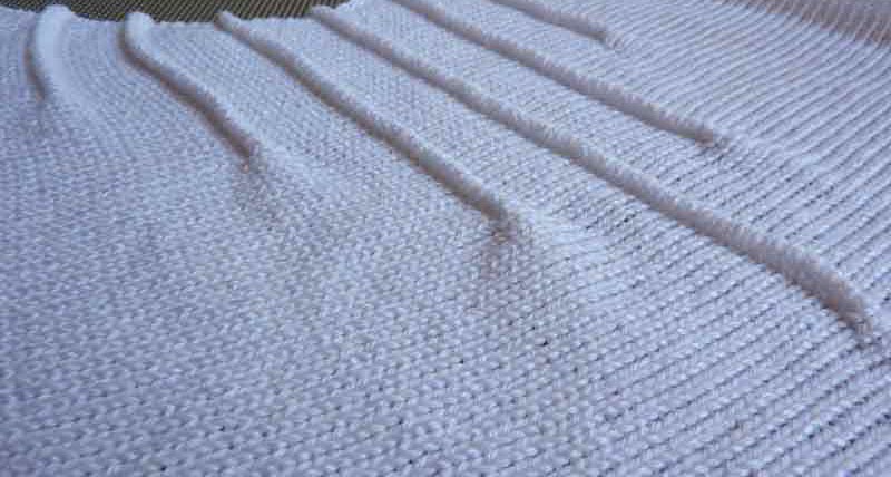 Pintuck technique for texture in machine knitting