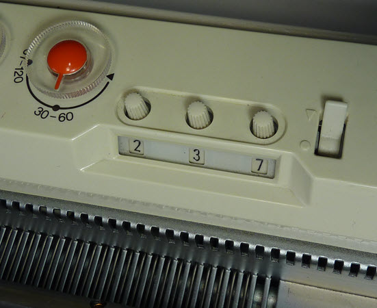 Row counter device for machine knitting