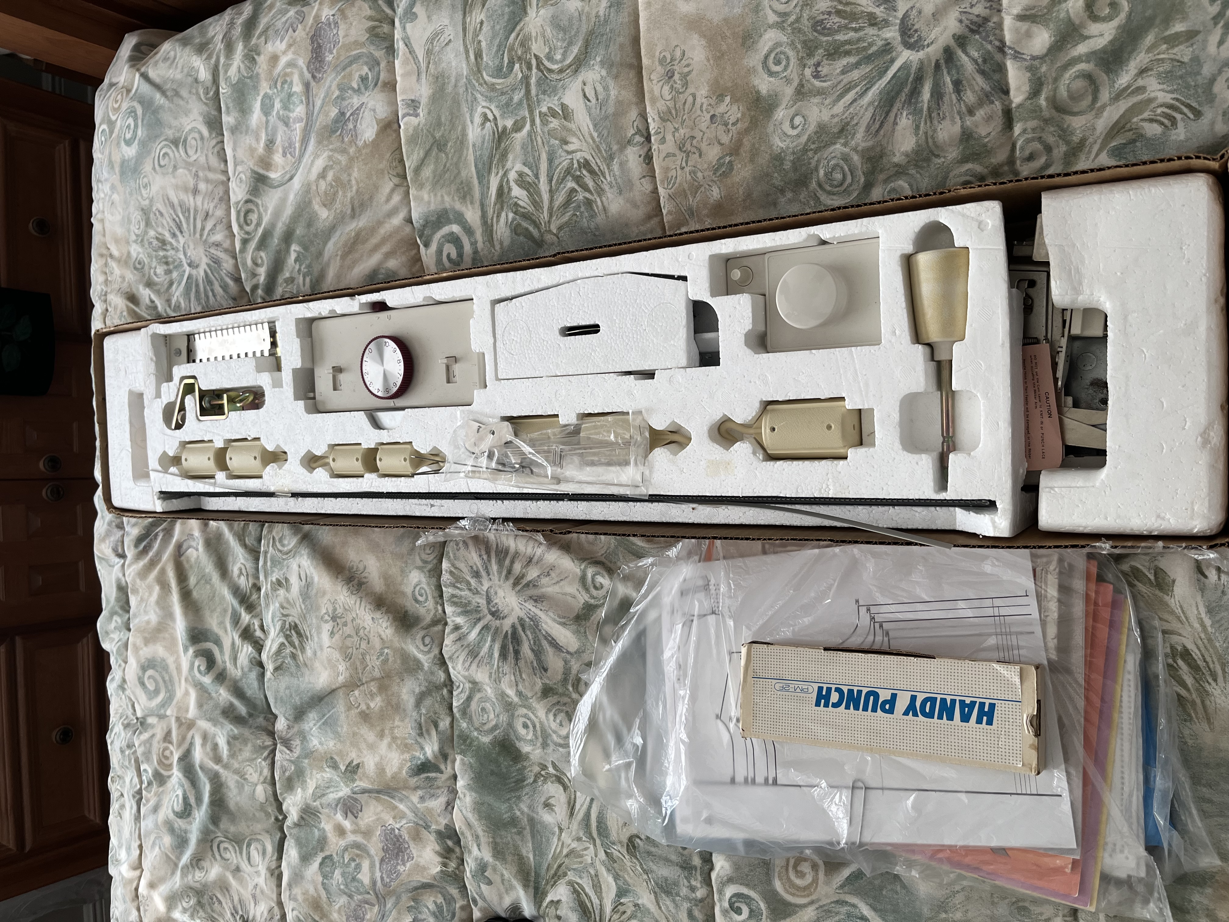 Studio  FK 370 fine gauge complete with  ribber + lace carriage  + accessories